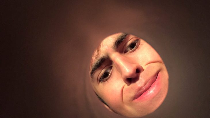 selfie a través de un tubo de papel higiénico