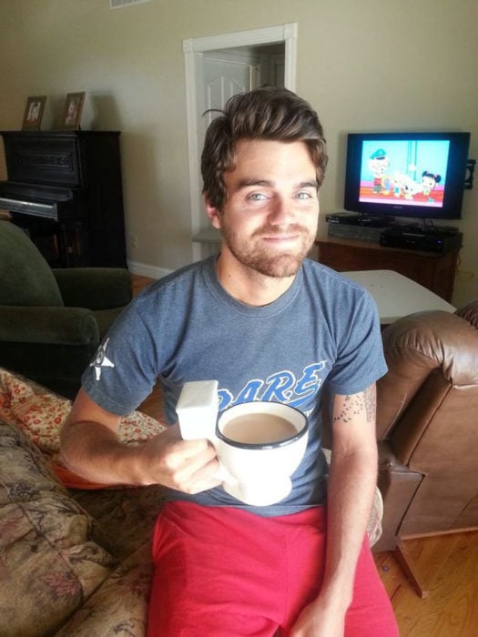 hombre con taza de café en forma de taza de baño