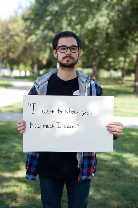 hombre sostiene cartel que dice lo que le dijo su abusador sexual