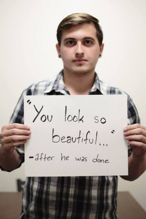 hombre sostiene cartel que dice te ves hermoso