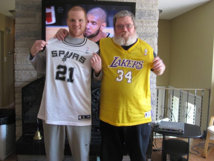 dos hombres mostrando sus camisetas de basketboll