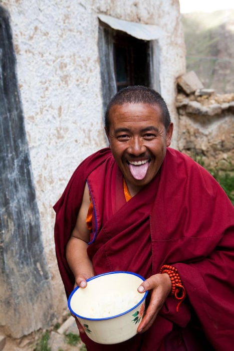 monje tibetano saca la lengua