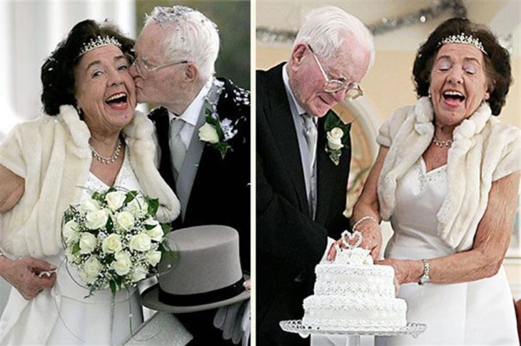 ancianos partiendo su pastel de boda