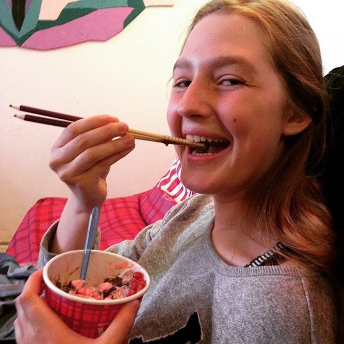 niña comiendo helado con paillos chinos