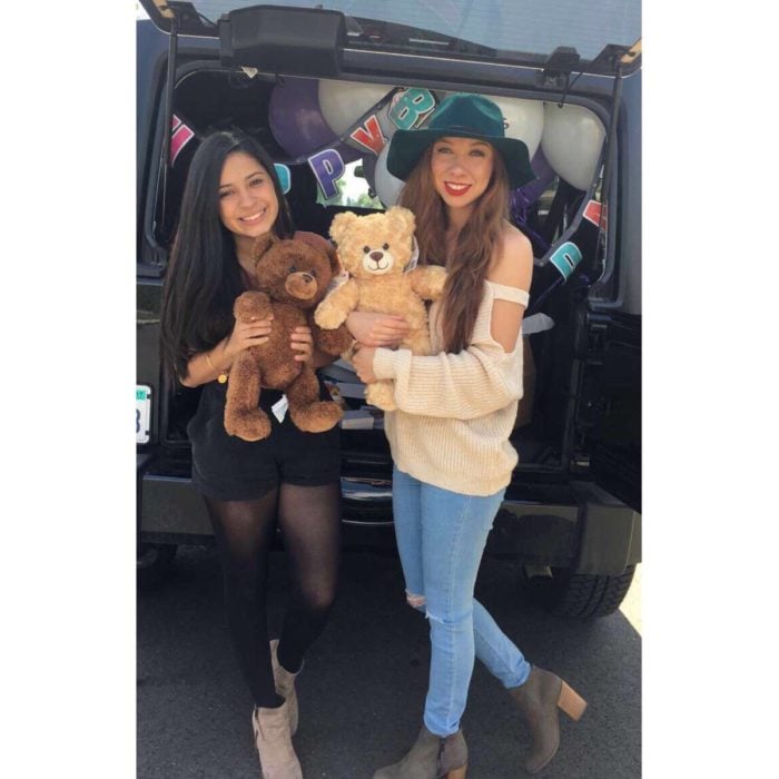 dos amigas con osos de peluches