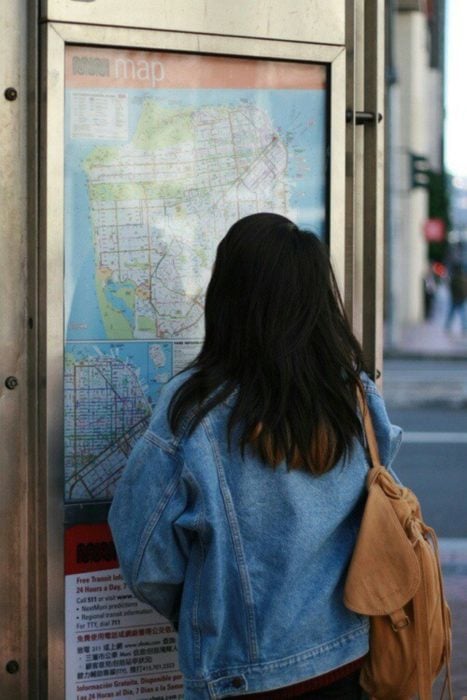 chica viendo un mapa 