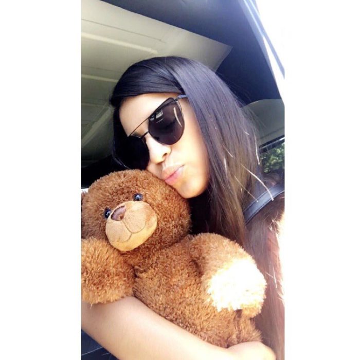 muchacha con oso de peluche