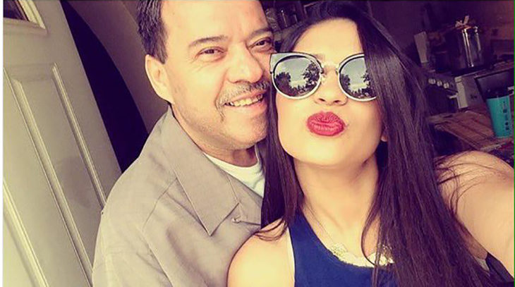 chica y su papá posando para la selfie