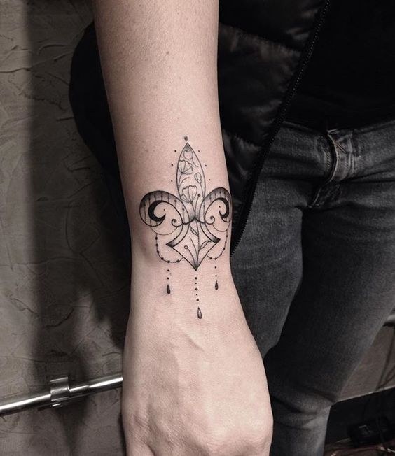 7 tatuajes para liberar mente flor de lis