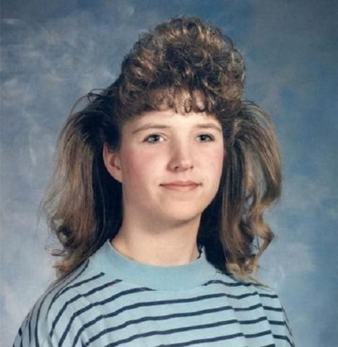 mujer con peinado de los 80