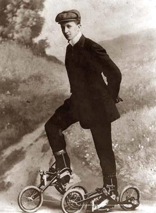 hombre en patines de pedal vintage objetos bizarros