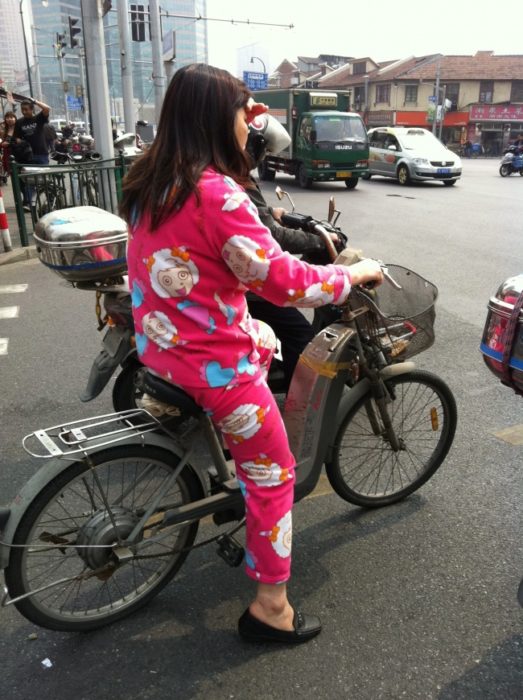 mujer en bicicleta