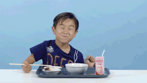 niño comiendo feliz