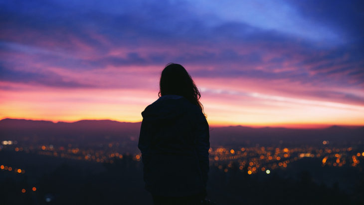 atardecer cielo púrpura mujer sombra