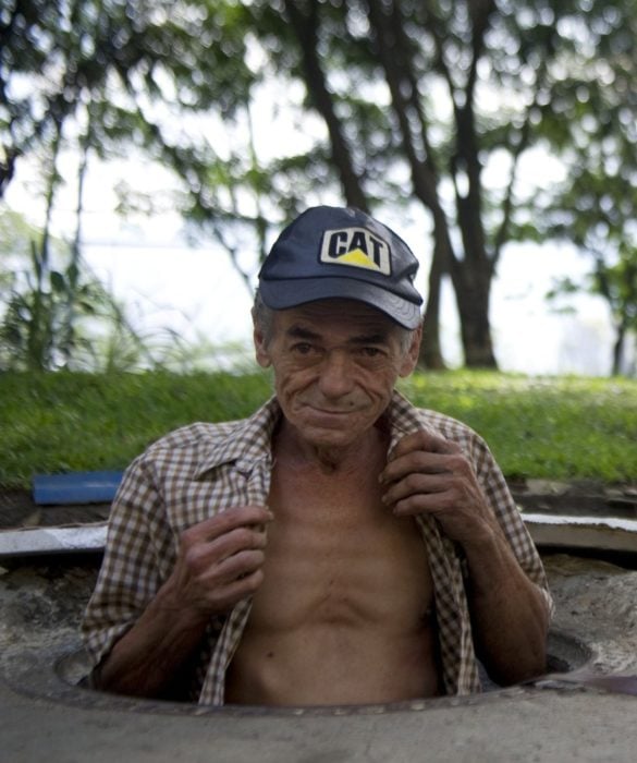 hombre asomándose de una alcantarilla