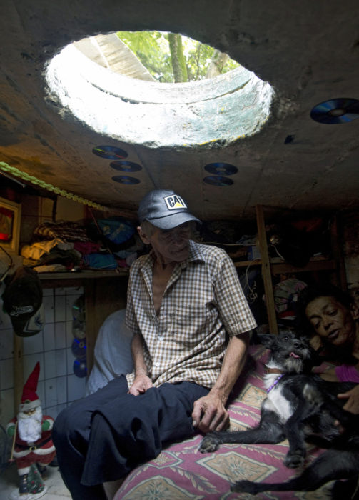 hombre con su familia en una alcantarilla viviendo 22 años