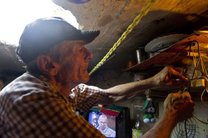 hombre que vive en alcantarilla reparando algo