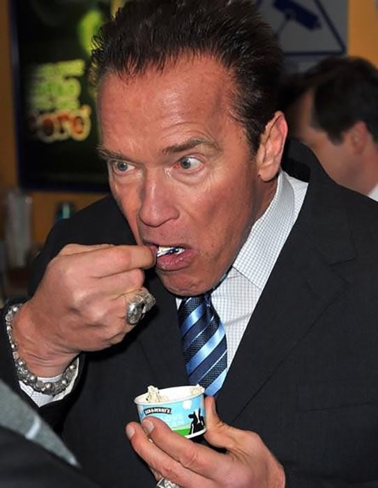 Famosos comiendo Arnold
