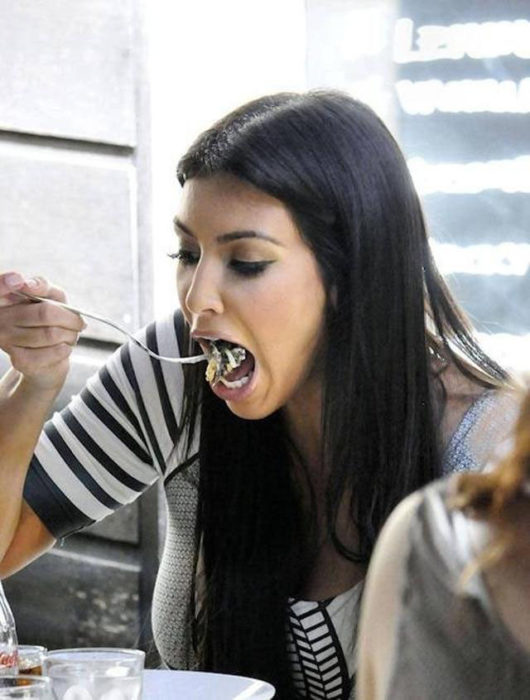 Famosos comiendo Kim K