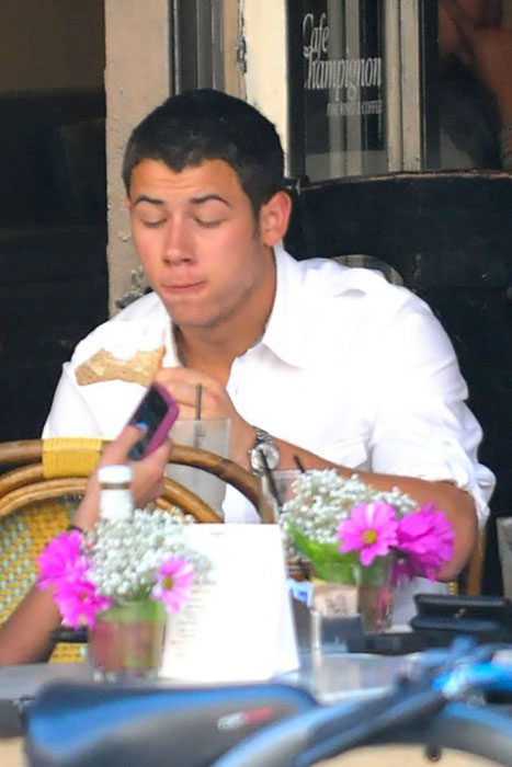 Famosos comiendo Nick jonas