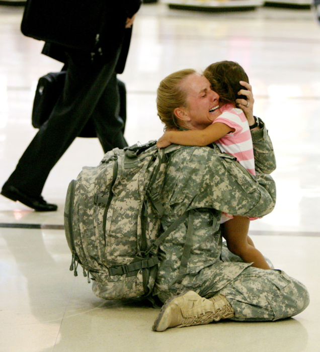 madre guerra soldado se rencuentra con su hija 