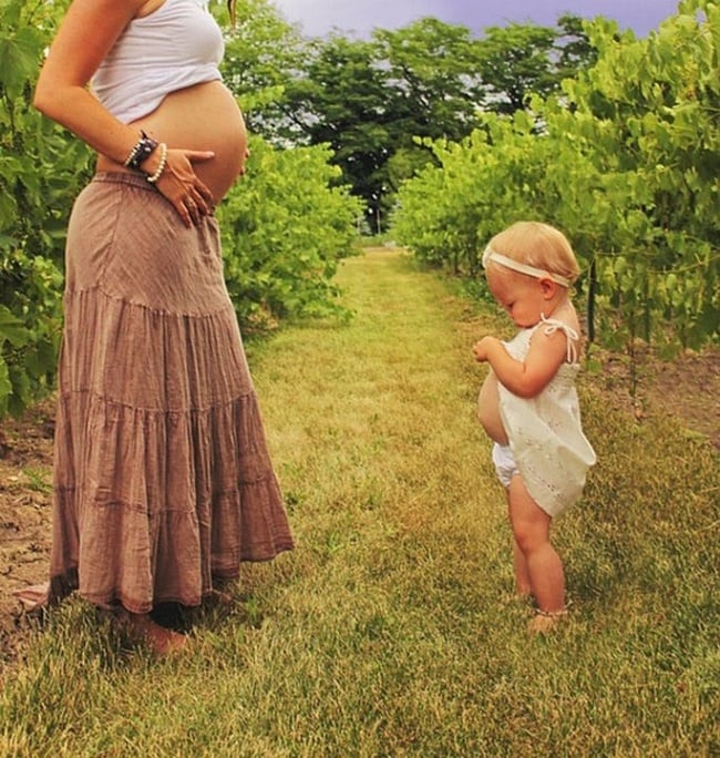 madre embarazada e hija en el campo 