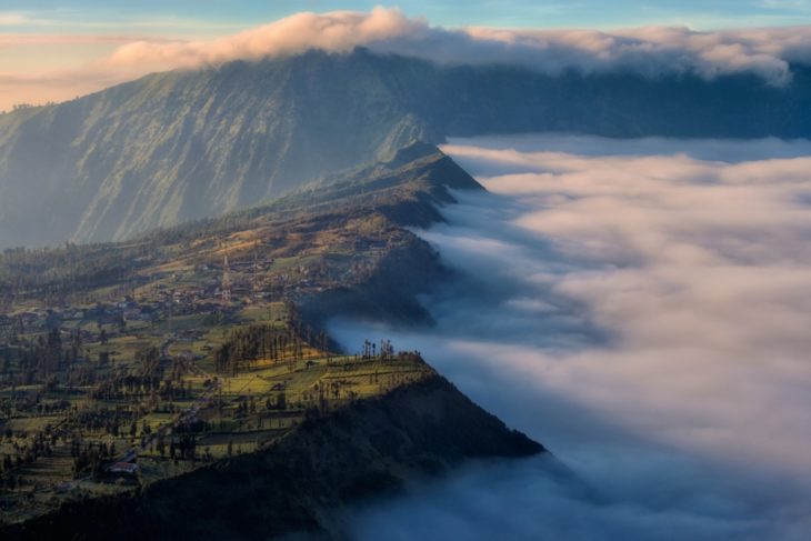 montañas volcanes humo