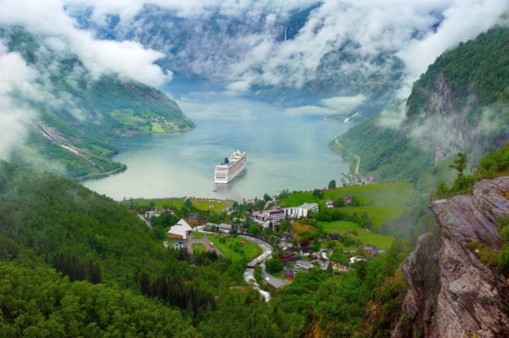 ciudad debajo de las montañas paisaje lago nubes