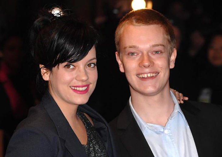 Lily y Alfie Allen