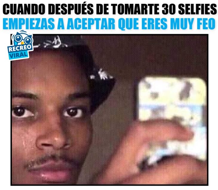 hombre hace cara graciosa mientras se toma una selfie