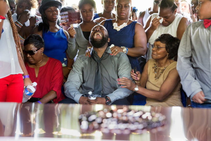 Michael Brown llora en un funeral