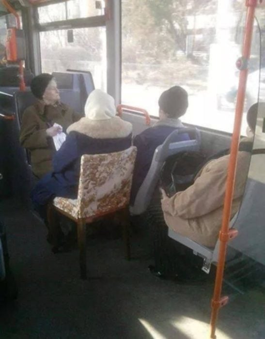 ancianas en sillas en el autobús