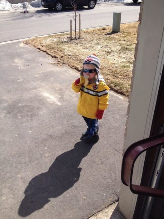 niño comiendo platano 