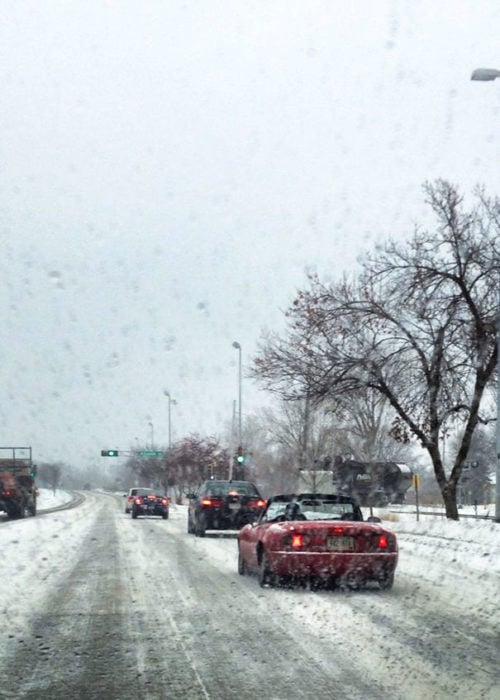 porshe descapotado en la nieve 