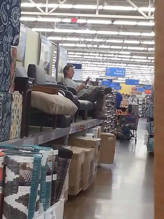 hombre sentado en sillón en el supermercado 