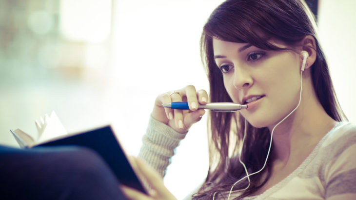 mujer escribiendo escuchando música