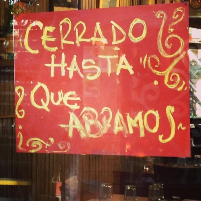 cartel que dice cerrado hasta que abramos 