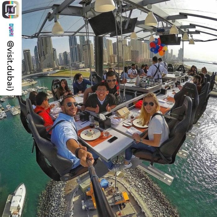 personas tomando desayuno en un aeroplano