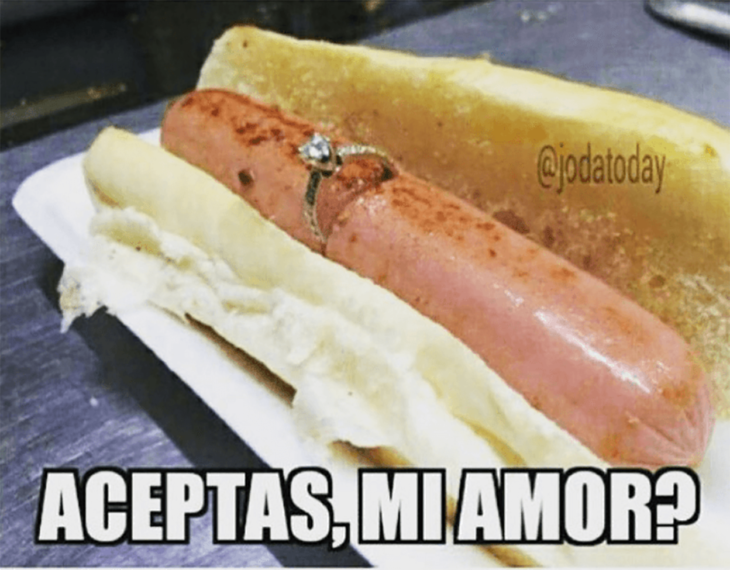 hot dog con anillo de compromiso