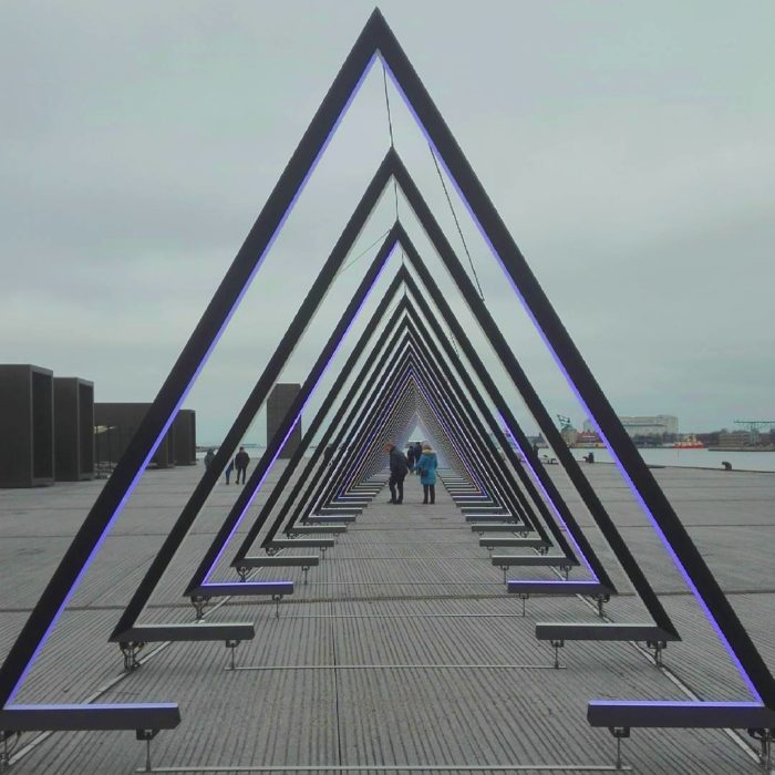 instalación artística de triángulos gigantes