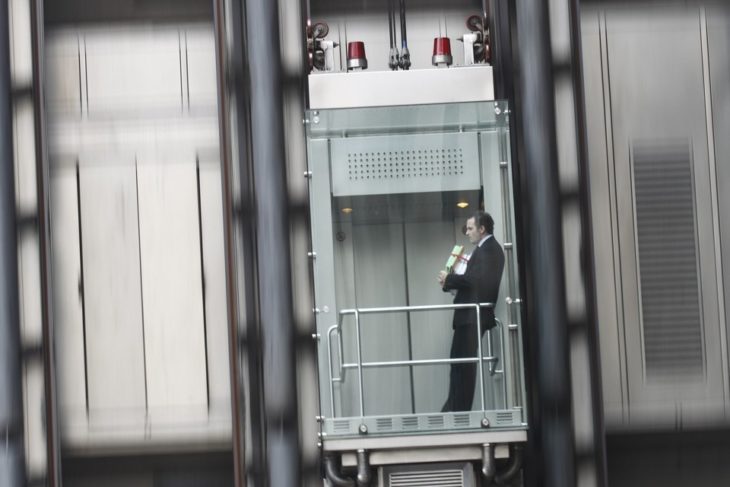 hombre desciende en ascensor 