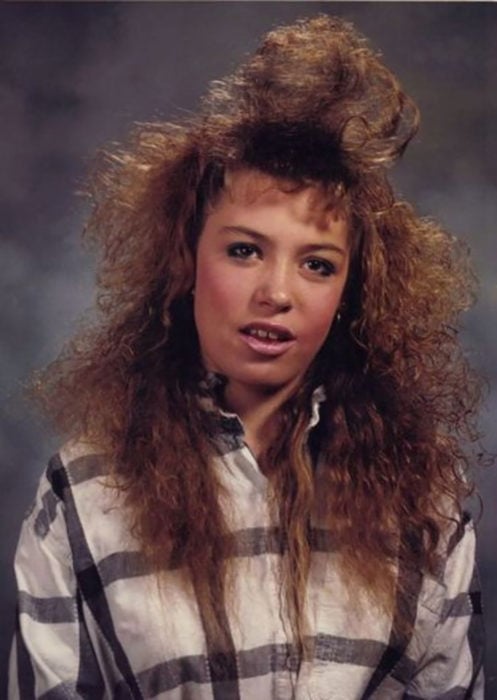 mujer de camisa a cuadros con el cabello esponjado