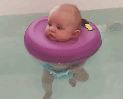 bebé en spa nadando