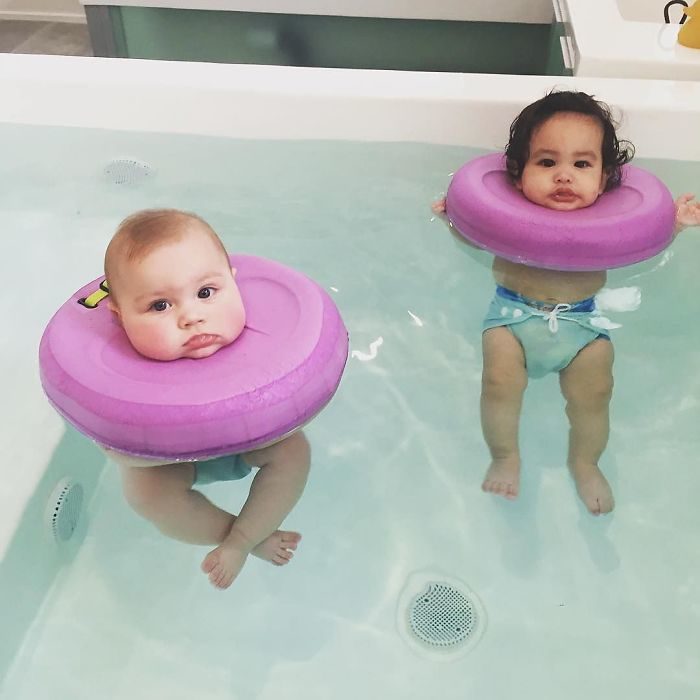 bebés flotando sobre la bañera