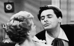 escena de película antigua en la que una mujer rechaza el beso de un hombre