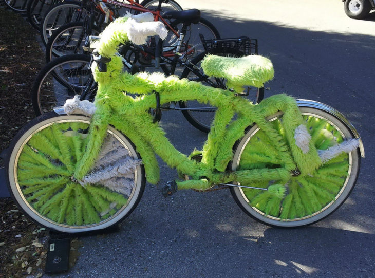 bici llena de peluche fluorescente 