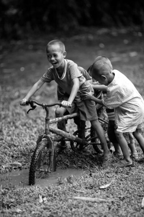 niños jugando con una bicicleta