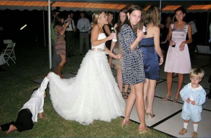 niño viendo abajo del vestido de novia 