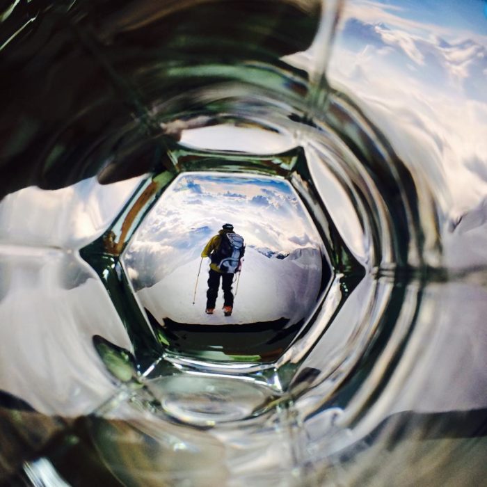 esquiador que se ve en el fondo de una botella