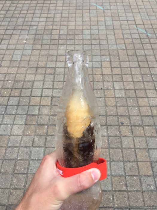 botella coca cola hecha de hielo